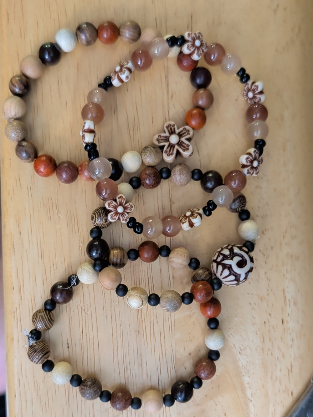 Natural Brown & Cream Wood And Agate Floral Beaded Bracelet Set NWOT